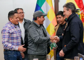 El presidente Rodrigo Paz y dirigentes de Adepcoca.
Foto: DirCom