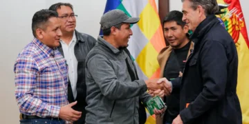 El presidente Rodrigo Paz y dirigentes de Adepcoca.
Foto: DirCom
