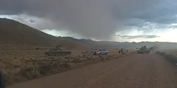 Imagen de los tanques que supuestamente salieron de un cuartel en la localidad de Patacamaya.
Foto: Redes Sociales