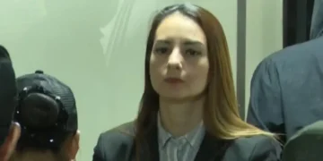 Laura Rojas al salir de la audiencia/Captura Unitel