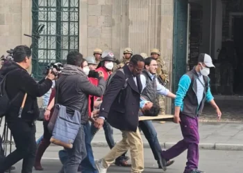 El camarógrafo herido fue asistido por su colegas/Captura Unitel