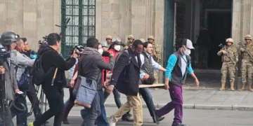 El camarógrafo herido fue asistido por su colegas/Captura Unitel