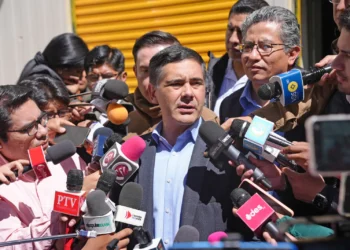 El ministro Oscar Mario Justiniano explica los alcances del puente aéreo. Foto: Ministerio de Desarrollo Productivo