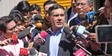 El ministro Oscar Mario Justiniano explica los alcances del puente aéreo. Foto: Ministerio de Desarrollo Productivo