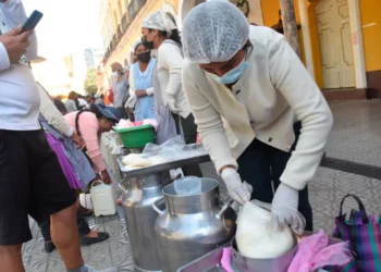 Venta de productos lácteos cerca a la plaza principal de Cochabamba. Foto: APG