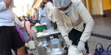 Venta de productos lácteos cerca a la plaza principal de Cochabamba. Foto: APG