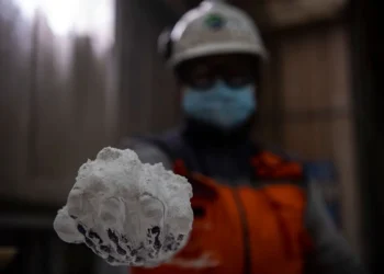Un trabajador muestra litio al 99,9% en una planta procesadora  de Chile. Foto: AFP