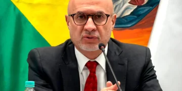 El ministro Lupo durante la presentación de la Ley de Electricidad. Foto: Presidencia