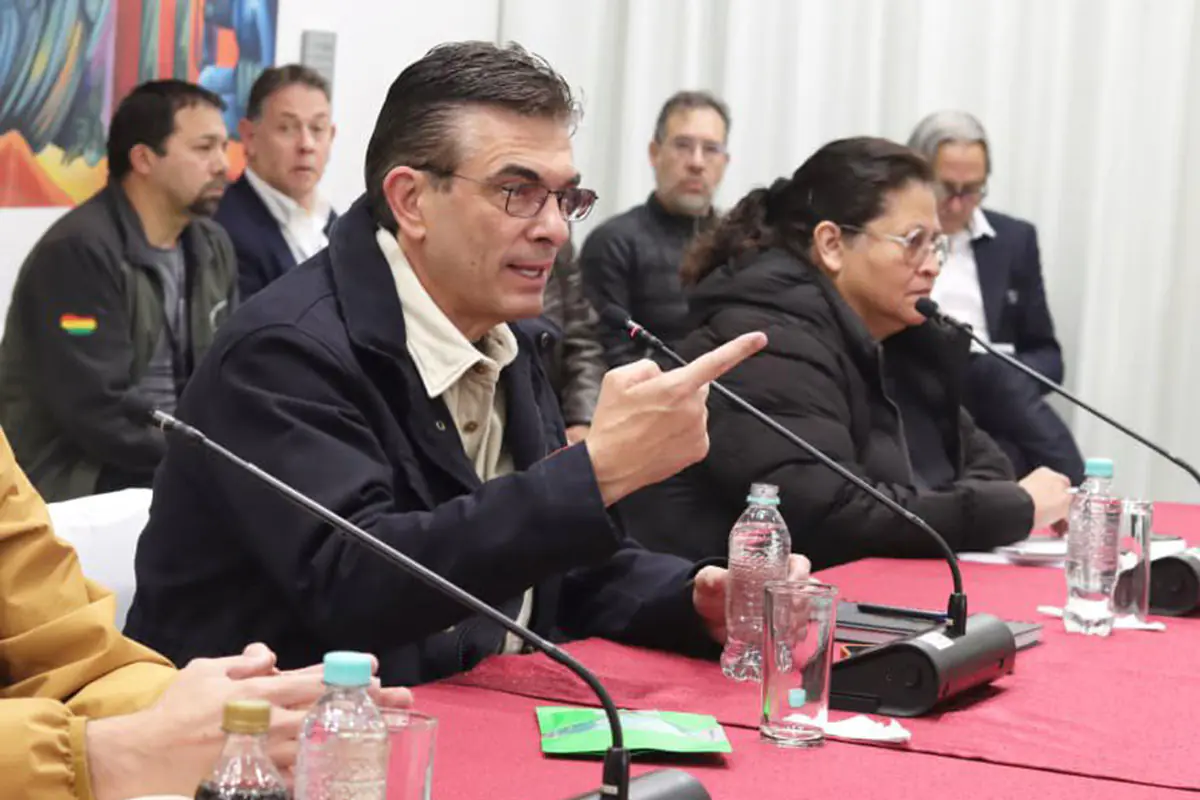 El presidente Paz durante una reunión desarrollada el sábado. Foto: Obras Públicas