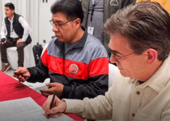Firma del acuerdo entre el Gobierno y la COR. Foto: Ministerio de Economía