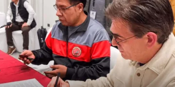 Firma del acuerdo entre el Gobierno y la COR. Foto: Ministerio de Economía