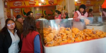 Un punto de comercialización de carne de pollo en La Paz. Foto: APG