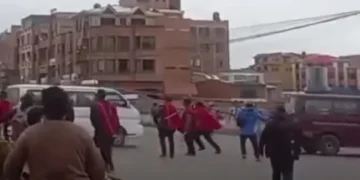 Ponchos rojos destrozan vehículos y agreden a transeúntes en el puente de Río Seco.
Foto: Captura RRSS