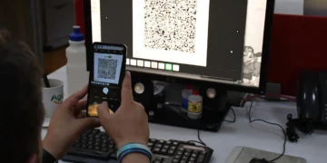 Un usuario realiza una transferencia por código QR. Foto: Oswaldo Aguirre