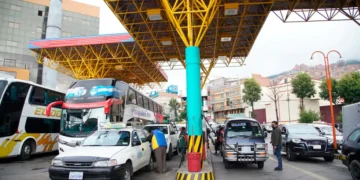 Filas en estaciones de servicio. Foto: La Razón