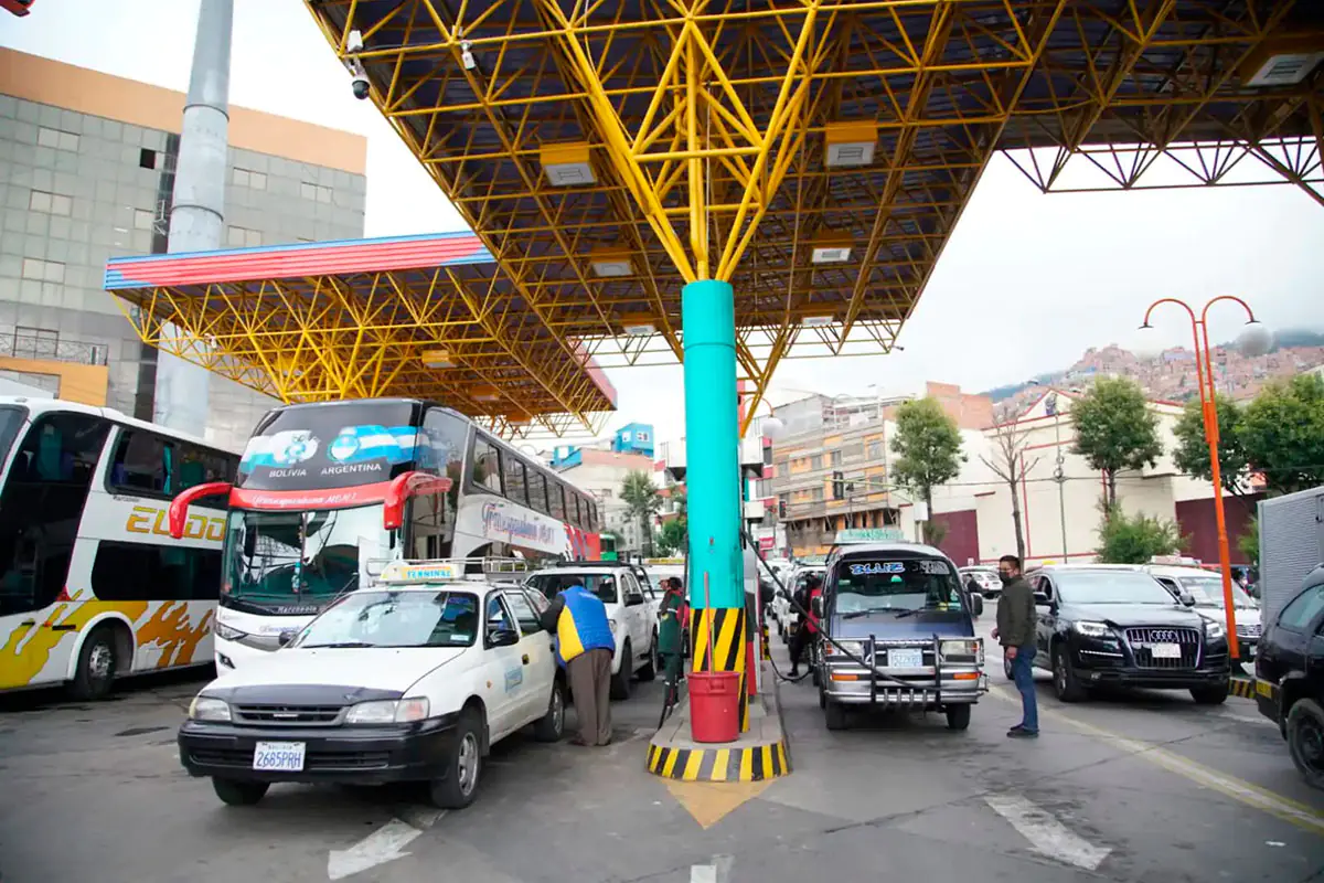 Filas en estaciones de servicio. Foto: La Razón