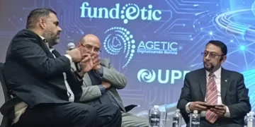 El presidente de Fundetic (der.) en el foro por el Día del Internet. Foto: Fundetic