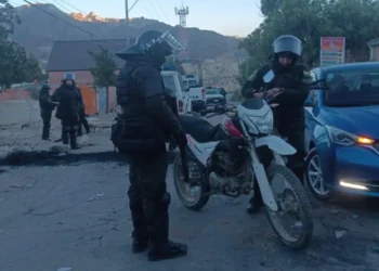 Policías desbloquean la zona Sur de La Paz. Foto: Unitel