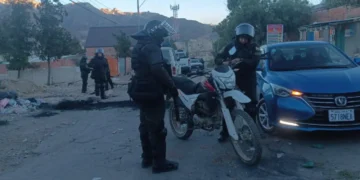 Policías desbloquean la zona Sur de La Paz. Foto: Unitel