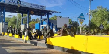 Los policías realizan el resguardo en el peaje de Huayllani/RRSS