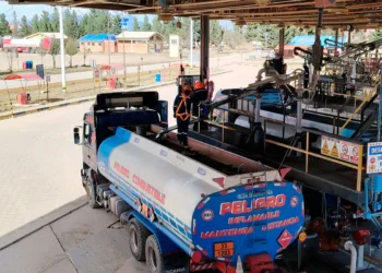 Operadores preparan el envío de combustible para la ciudad de La Paz. Foto: Prensa YPFB