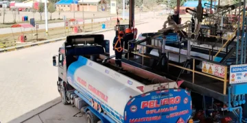 Operadores preparan el envío de combustible para la ciudad de La Paz. Foto: Prensa YPFB