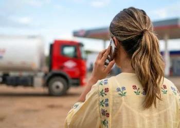 Ahora el ciudadano tendrá acceso a información sobre la gasolina a través de WhatsApp. Foto: Prensa YPFB