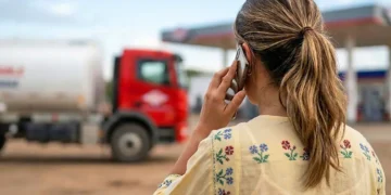 Ahora el ciudadano tendrá acceso a información sobre la gasolina a través de WhatsApp. Foto: Prensa YPFB
