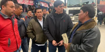 El ministro Zamora en Urujara junto a los  transportistas. Ministerio de Obras Públicas