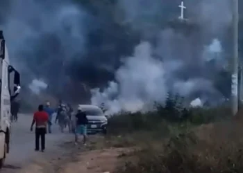 Amagues de enfrentamientos en un punto de bloqueo en Caranavi. FOTO: Captura RRSS