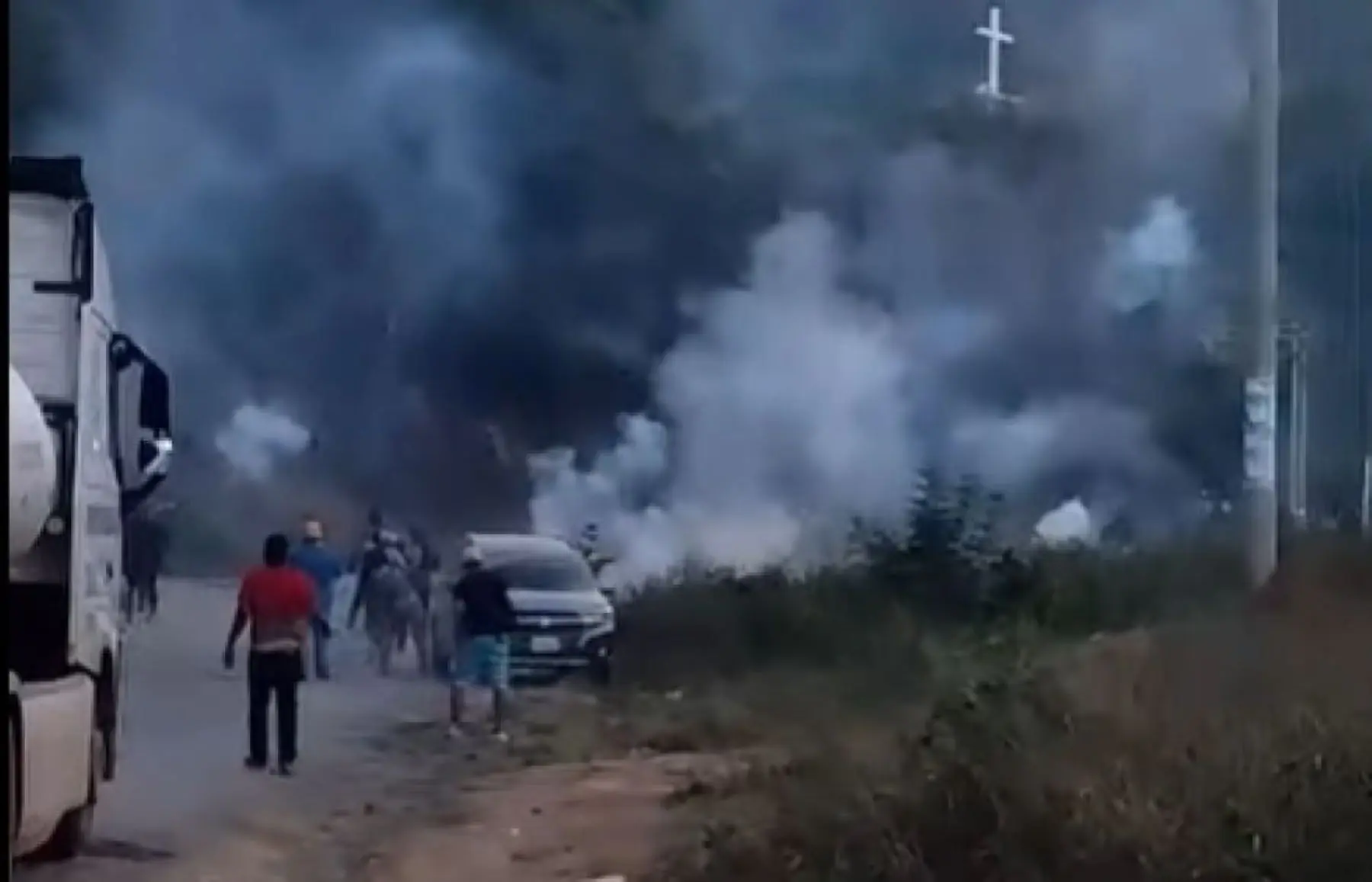 Amagues de enfrentamientos en un punto de bloqueo en Caranavi. FOTO: Captura RRSS