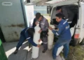 Trabajadores de la UMSA cargan los botellones de oxígeno medicinal. FOTO: UMSA