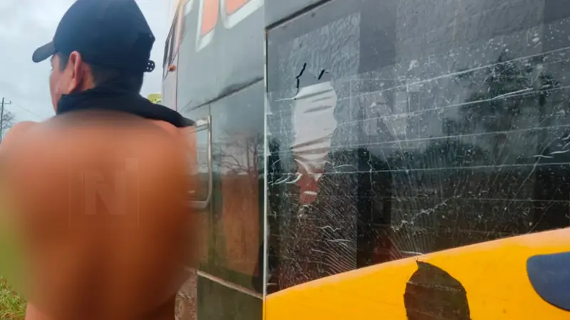 El transportista señaló que los atacantes le provocaron lesiones en la espalda y brazos, además de romper los vidrios del motorizado. Foto: RED UNO.