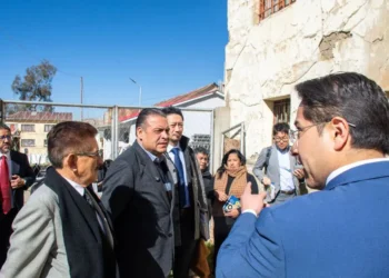 El gobernador Luis Revilla y representantes de JICA en una inspección en el Hospital de Clínicas. FOTO: GADLP