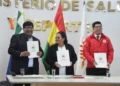 El alcalde de El Alto, Eliser Roca, y la ministra de Salud, en la firma del convenio. FOTO: GAMEA