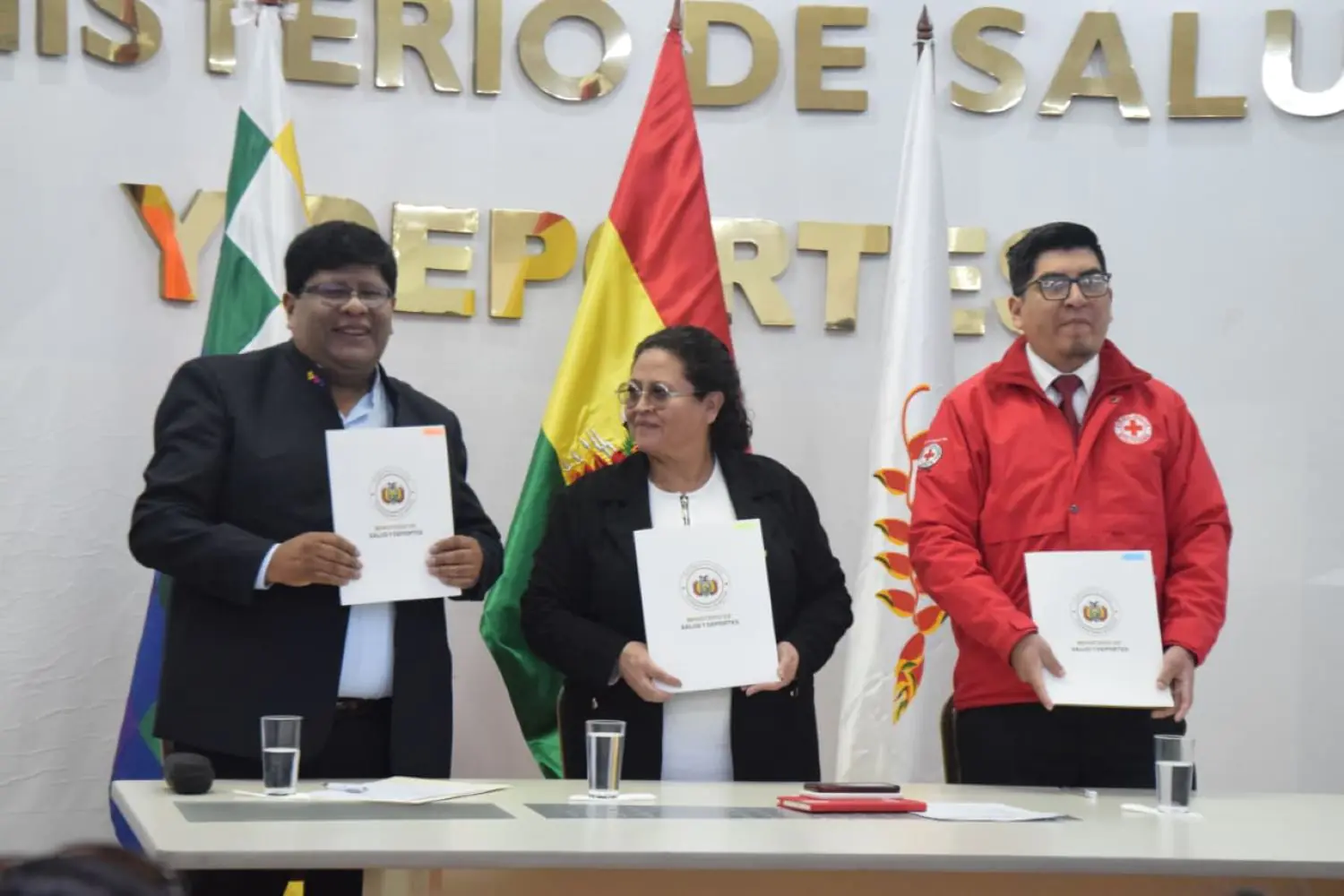 El alcalde de El Alto, Eliser Roca, y la ministra de Salud, en la firma del convenio. FOTO: GAMEA