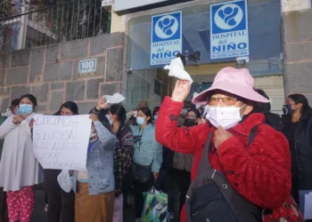 Padres del Hospital del Niño protestan ante la falta de oxígeno. Foto: APG.