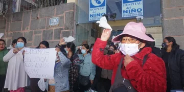 Padres del Hospital del Niño protestan ante la falta de oxígeno. Foto: APG.