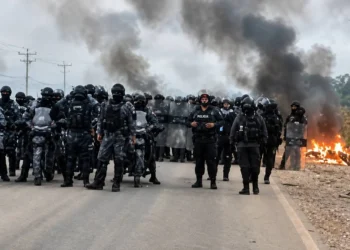 Policías buscan desbloquear la ruta Santa Cruz - Beni.