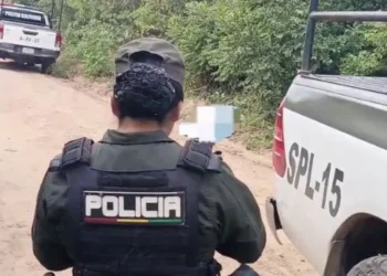 Una mujer fue hallada sin vida en vía pública en la zona del Plan Tres Mil. FOTO: Fiscalía de Santa Cruz