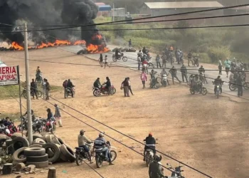 Comunarios de San Julián bloquean la carretera que va al Beni.