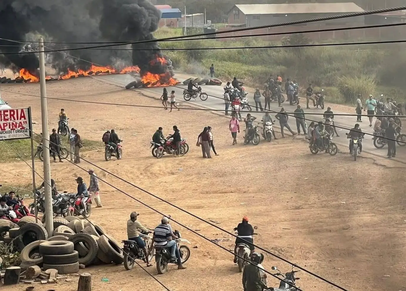 Comunarios de San Julián bloquean la carretera que va al Beni.
