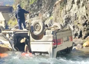 El minibus terminó volcado en un río/RRSS