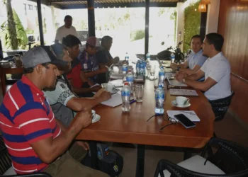 El ministro de Desarrollo Productivo, Rural y Agua, Oscar Mario Justiniano y los productores de Ichilo, Santa Cruz. (Foto: Min. de Desarrollo)