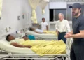 El gobernador de Santa Cruz, Juan Pablo Velasco, visita a los policías heridos.