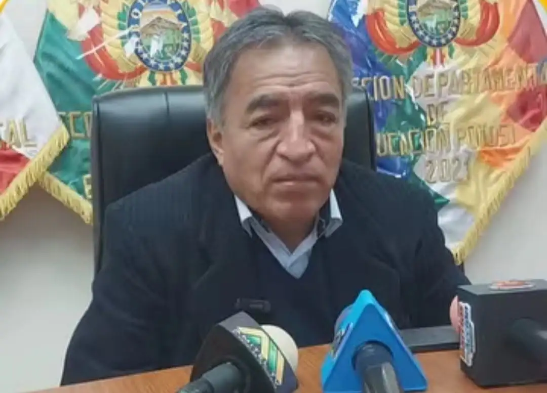 El director de Educación de Potosí en conferencia de prensa. FOTO: RRSS