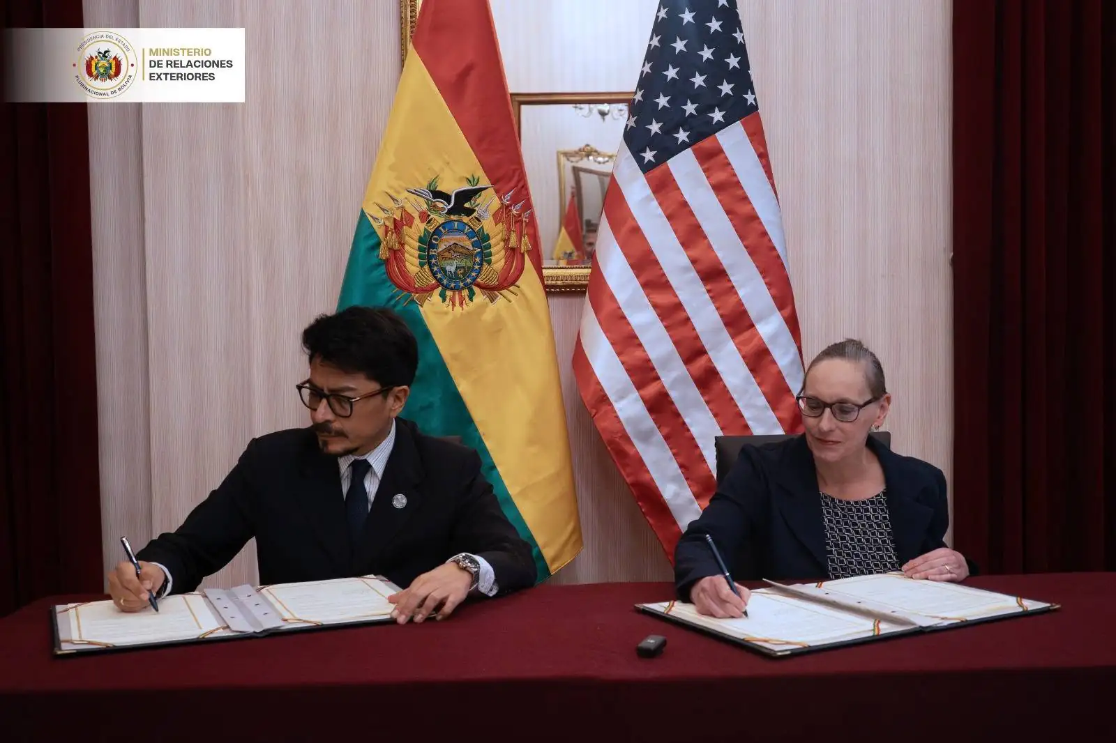 El canciller Fernando Aramayo y la Encargada de Negocios de EEUU, Debra Hevia, firman el acuerdo. (Foto: Cancillería)
