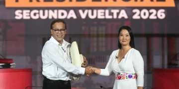 Los candidatos presidenciales peruanos Keiko Fujimori, y Roberto Sánchez /AFP