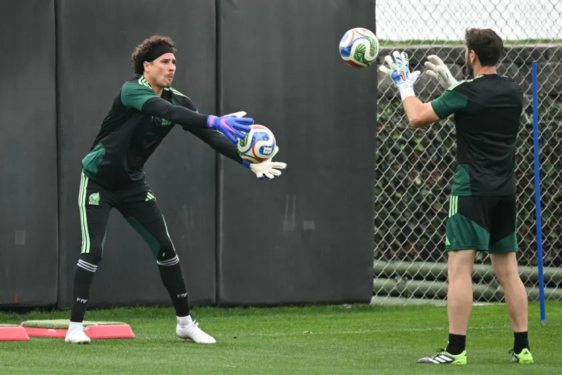 Ochoa durante el entrenamiento del Tri/AFP