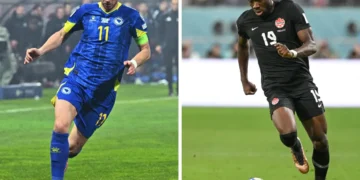El bosnio Edin Dzeko (izq.) y el delantero canadiense Alphonso Davies (AFP).